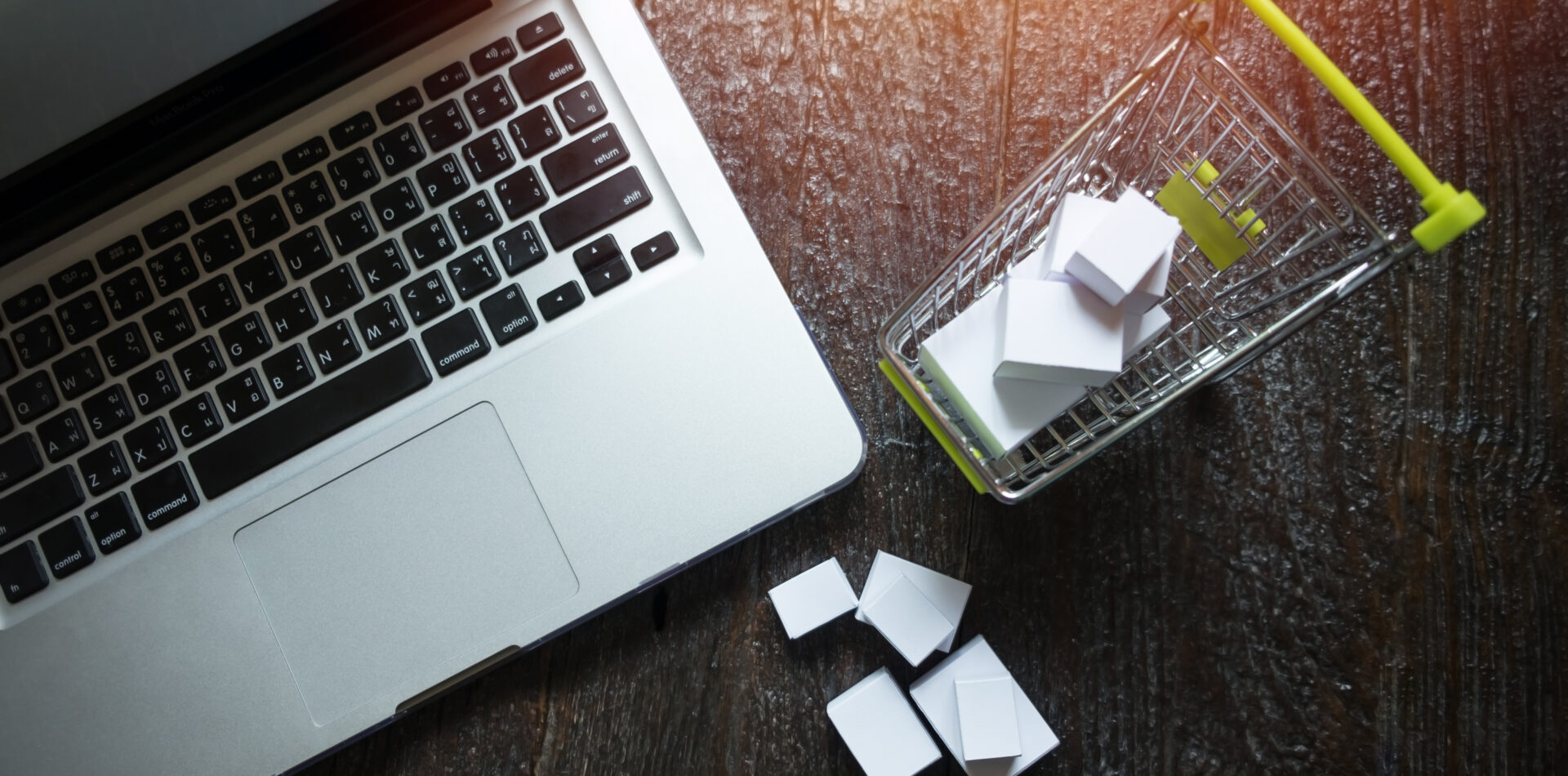 Bilgisayar ekranı kapalı ve alışveriş sepeti dolu hediyelerle, kopya alanıyla birlikte, online alışveriş konsepti.