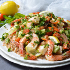 Tabule karides salatası: İnce kıyılmış yeşillikler, doğranmış domates ve salatalık, dilimlenmiş avokado ve marine edilmiş karideslerle hazırlanmış, taze ve renkli bir salata.